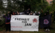 Foto mit vermummten Personen die ein Banner mit der Aufschrift Freiheit für Jan halten sowie eine Antifa Fahne und eine FdA Fahne